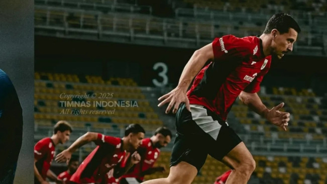 Thom Haye berlatih bersama rekan-rekannya di Timnas Indonesia. [Dok. PSSI]